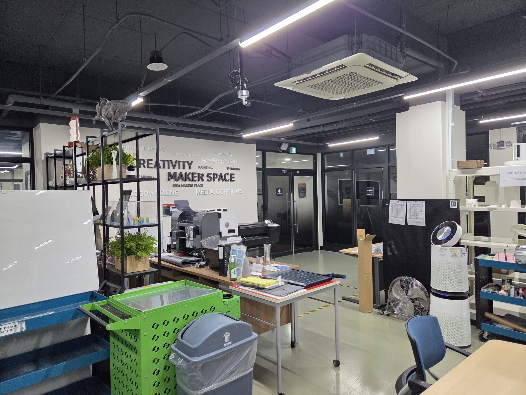 3D 프린터와 작업대가 있는 메이커스페이스 전경